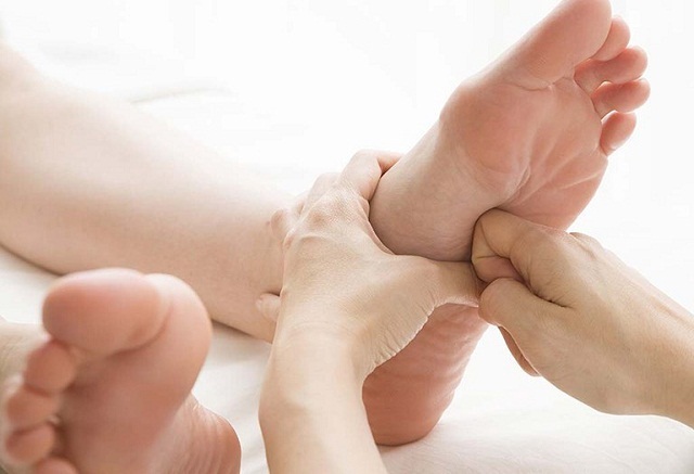 Cách massage  bấm huyệt lòng bàn chân có tác dụng gì?