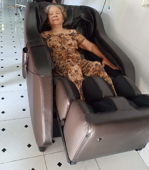 Ghế massage dành cho người già bị đau nhức xương khớp