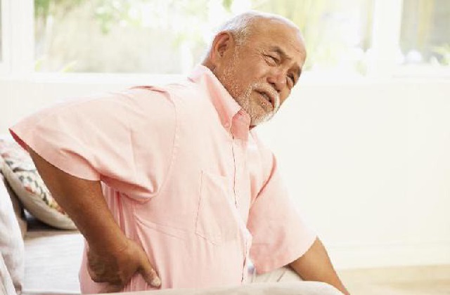 Massage có tác dụng giảm đau nhức cho người già