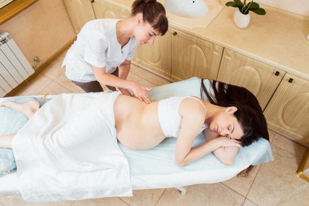 Massage giúp giảm đau lưng cho bà bầu