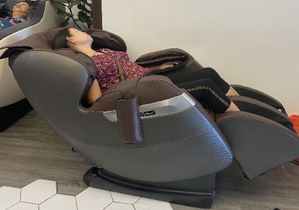 Trị chứng mất ngủ với ghế massage toàn thân